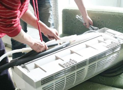 　中央空调的热交换器是空调器中水的交换的组成部分。其大部分功能用于热交换，使空调能够正常运行，起到空调和制冷的作用。然而，中央空调的热交换器往往具有一定的规模，这会降低空调的热交换效果，缩短空调的使用寿命，这需要空调的清洁和维护。